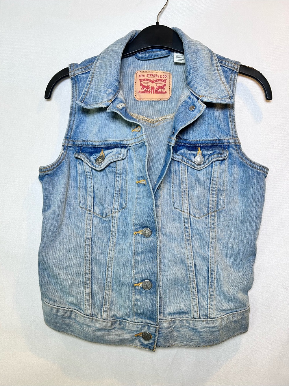 Levi’s Women’s Light Wash Denim Vest Trucker Western Sleeveless. Size S